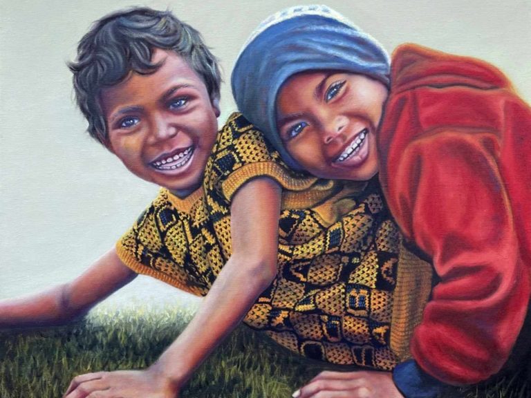 The ABCs of Childhood Friendship, Öl auf Leinwand Ölporträt: Zwei glücklich lächelnde Jungen liegen nah beieinander auf dem Gras.