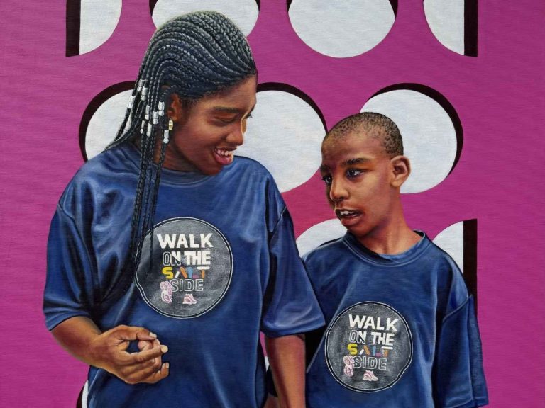 Just Like You Are, Öl auf Leinwand Ölporträt: Zwei Kinder in blauen T-Shirts mit dem Aufdruck „WALK ON THE SALT SIDE“ stehen nebeneinander.