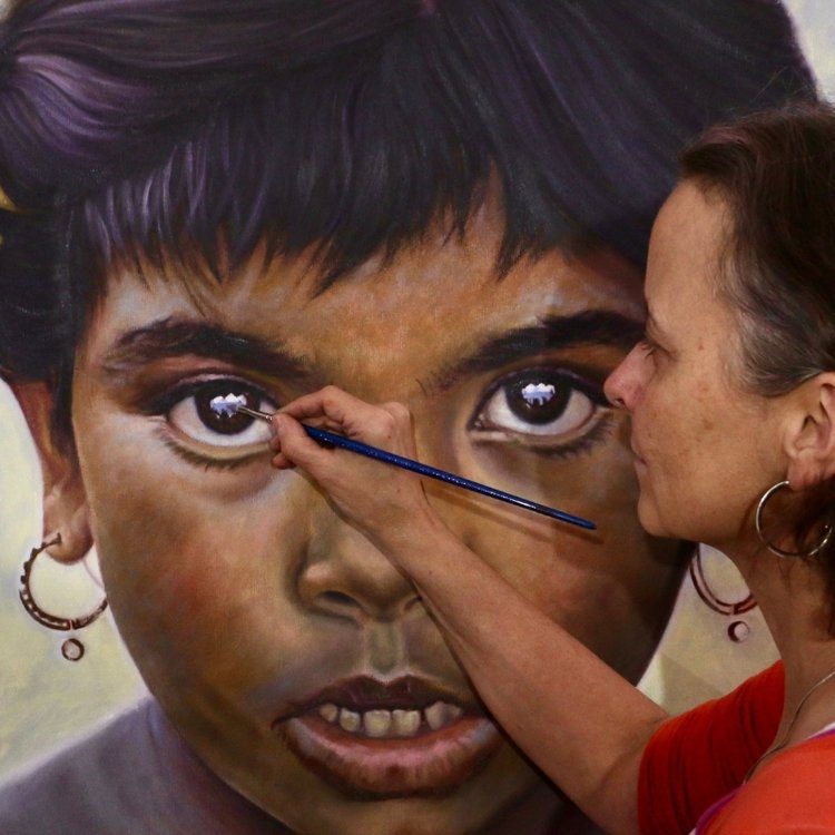 Seona Sommer malt ein Kinderporträt Seona Sommer malt das überdimensionale Gesicht eines Mädchens mit großen, ausdrucksvollen Augen.